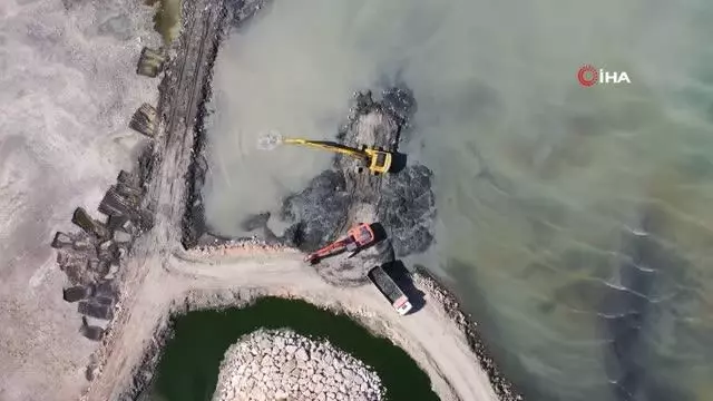 Van Gölü dip çamurundan arındırılmaya devam ediyor