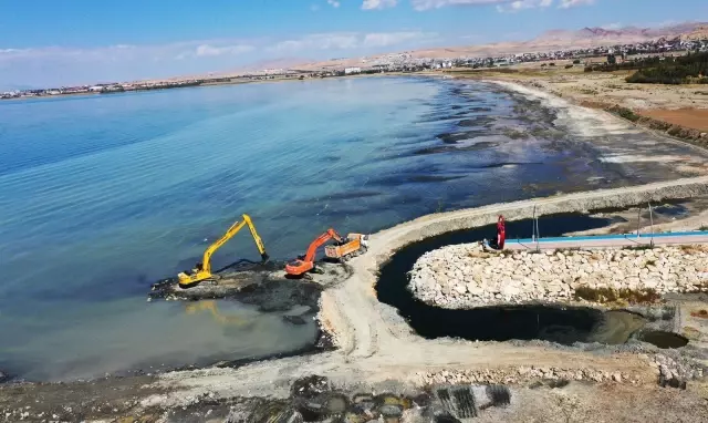 Van Gölü dip çamurundan arındırılmaya devam ediyor