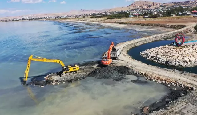 Van Gölü dip çamurundan arındırılmaya devam ediyor