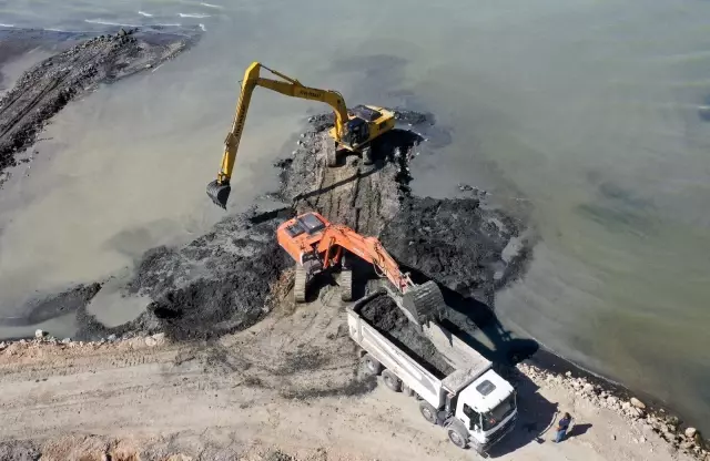 Van Gölü dip çamurundan arındırılmaya devam ediyor