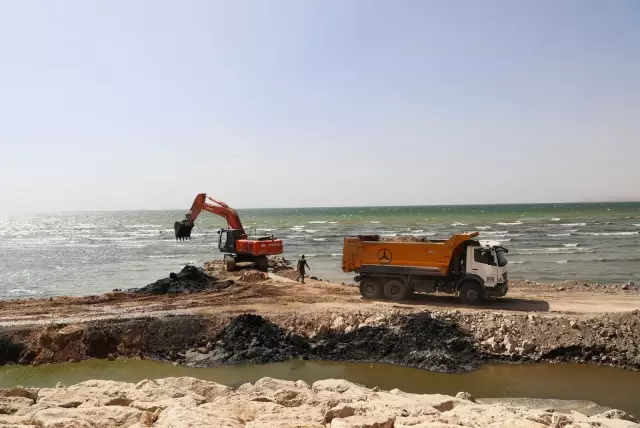 Van Gölü dip çamurundan arındırılmaya devam ediyor