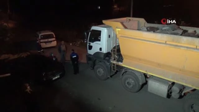 Vatandaşlar cüruf tesisine giden kamyonların önünü kestiler