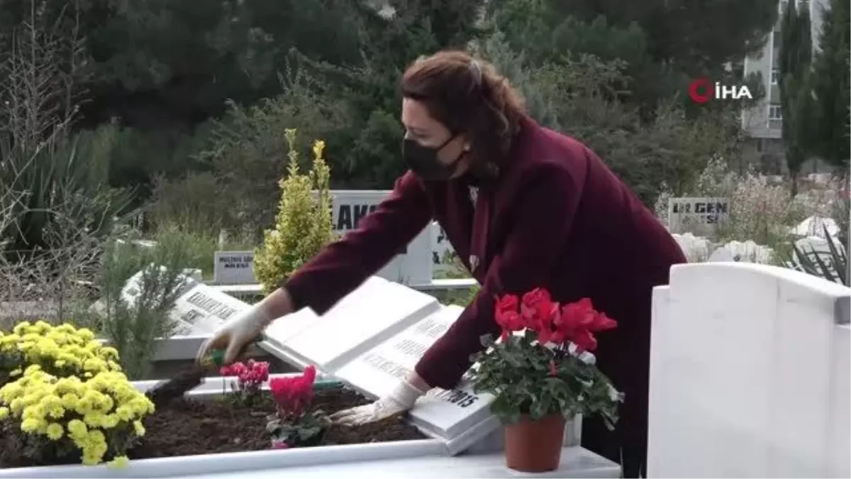 Son dakika! 6 yıl önce görevi başında öldürülen doktor Aynur Dağdemir mezarı başında anıldı