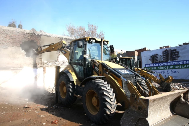 DİYARBAKIR - Kentsel Dönüşüm Projesi kapsamında ilk binanın yıkımı yapıldı
