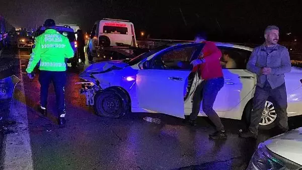 Son dakika: DÜZCE'DE ZİNCİRLEME KAZA 5 YARALI