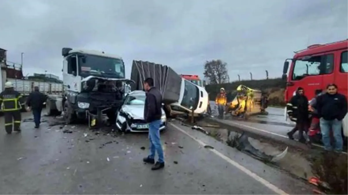 Kocaeli'de 7 aracın karıştığı zincirleme kazada ortalık savaş alanına döndü