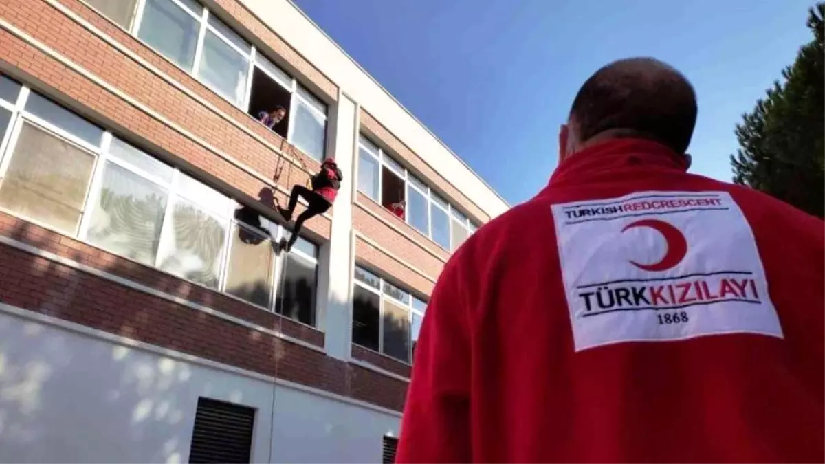 Manisa'da Türk Kızılay Afet Timi 'hayat kurtaran' eğitimden geçti