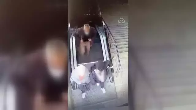 Öğrencinin cebinden telefon hırsızlığı güvenlik kameralarına yansıdı