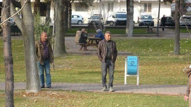 Parkta şüpheli ölüm! Meraklı gözler ekipleri bir an olsun yalnız bırakmadı Parkta şüpheli ölüm! Meraklı gözler ekipleri bir an olsun yalnız bırakmadı