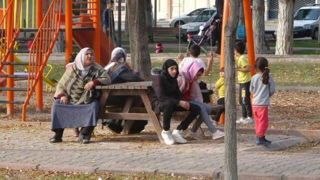 Parkta şüpheli ölüm! Meraklı gözler ekipleri bir an olsun yalnız bırakmadı Parkta şüpheli ölüm! Meraklı gözler ekipleri bir an olsun yalnız bırakmadı