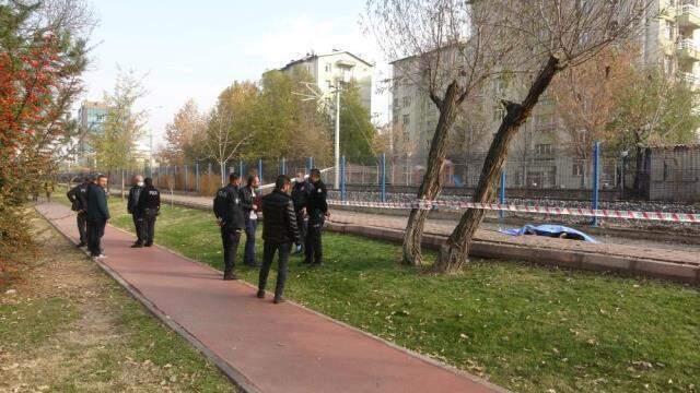 Parkta şüpheli ölüm! Meraklı gözler ekipleri bir an olsun yalnız bırakmadı Parkta şüpheli ölüm! Meraklı gözler ekipleri bir an olsun yalnız bırakmadı