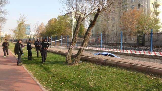 Parkta şüpheli ölüm! Meraklı gözler ekipleri bir an olsun yalnız bırakmadı Parkta şüpheli ölüm! Meraklı gözler ekipleri bir an olsun yalnız bırakmadı