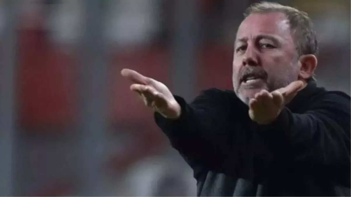 Sergen Yalçın'ın bu yüzünü görmemişlerdi! Futbolcular kaçacak delik aradı