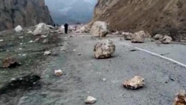 Son Dakika! Erzurum'daki 5.1 büyüklüğündeki depremin ardından karayolunda heyelan meydana geldi