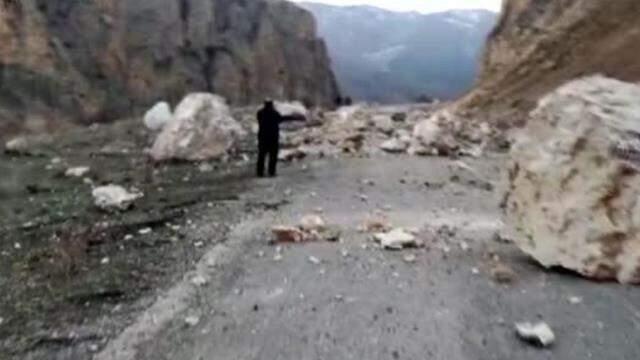 Son Dakika! Erzurum'daki 5.1 büyüklüğündeki depremin ardından karayolunda heyelan meydana geldi Son Dakika! Erzurum'daki 5.1 büyüklüğündeki depremin ardından karayolunda heyelan meydana geldi