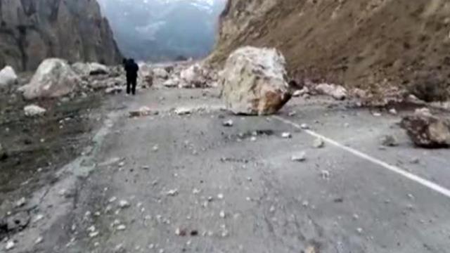 Son Dakika! Erzurum'daki 5.1 büyüklüğündeki depremin ardından karayolunda heyelan meydana geldi
