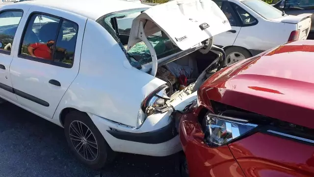 Buharkent'te zincirleme trafik kazası: 1 yaralı