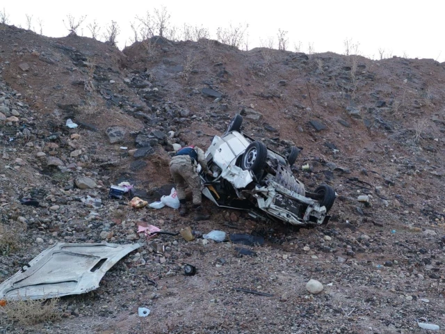 Erzurum'da otomobilin şarampole devrilmesi sonucu iki kişi yaralandı