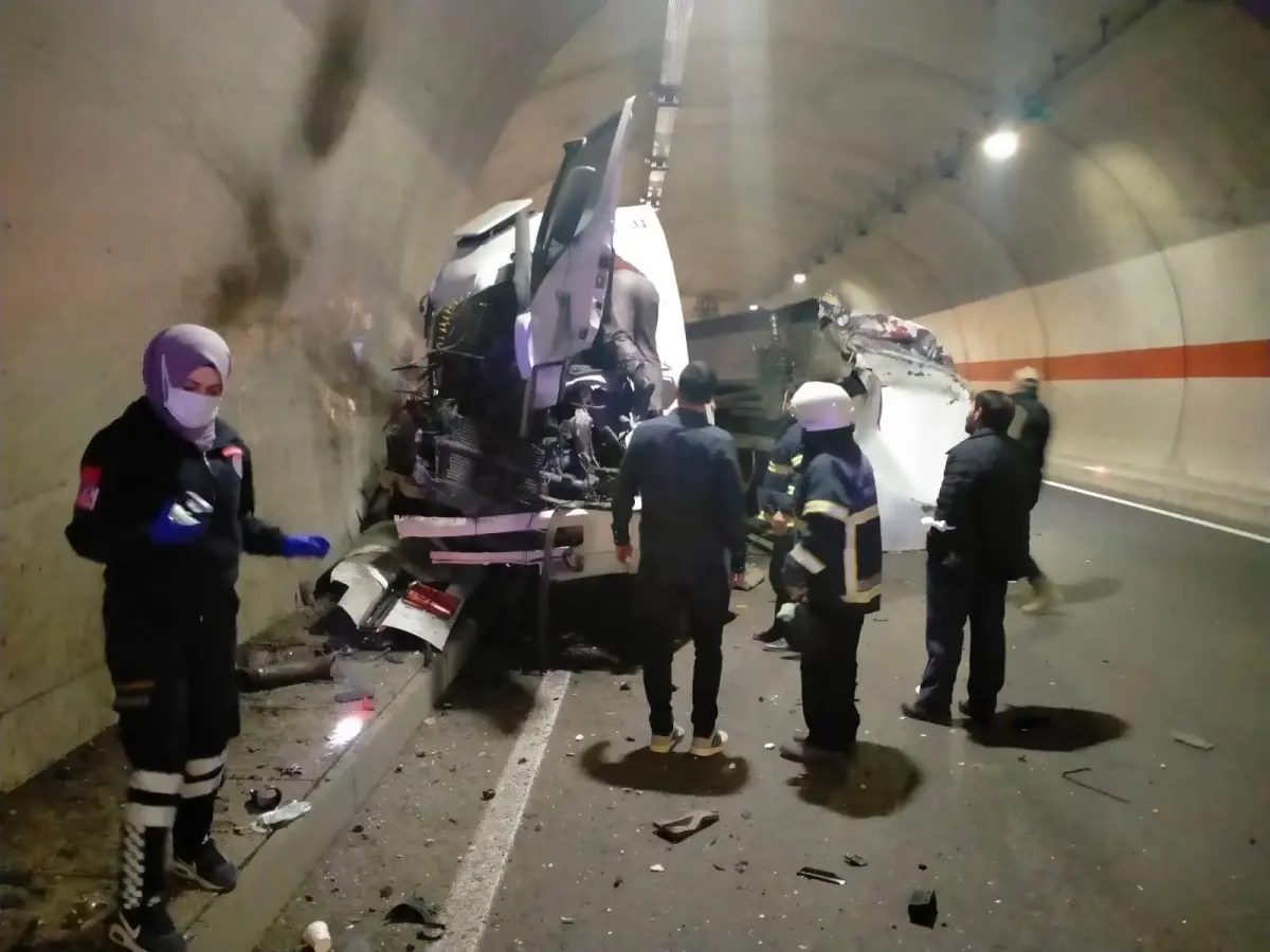 Son dakika haber | Gümüşhane'de tünel duvarına çarpan tankerin sürücüsü öldü