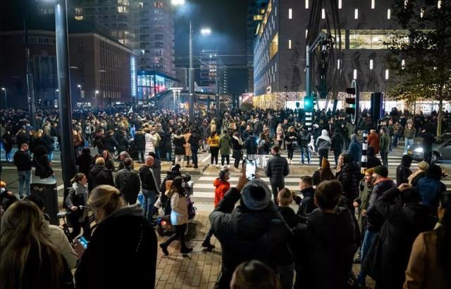 Hollanda'da Kovid-19 kısıtlamaları karşıtı gösteride eylemciler polisle çatıştı