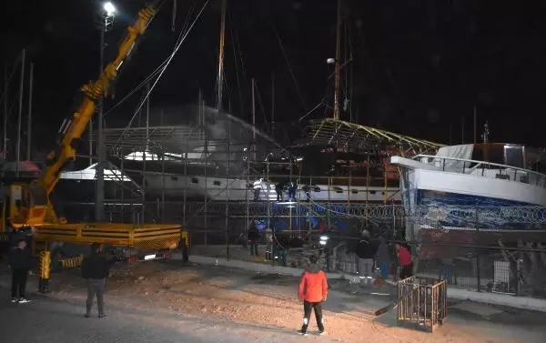 Marmaris&#39;te ahşap gulet yandı