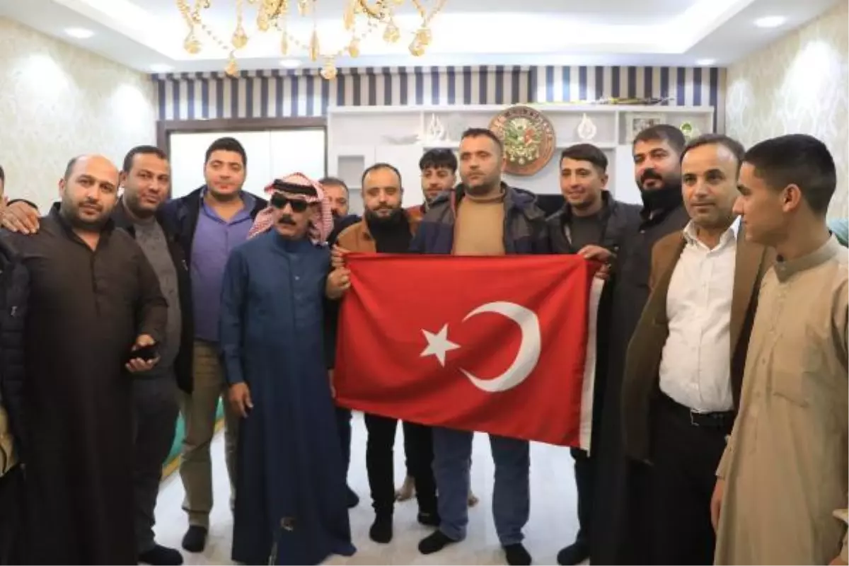 Terör örgütü üyeliği suçlamasıyla gözaltına alınan Suriyeli şarkıcı serbest! Türk bayrağıyla poz verdi