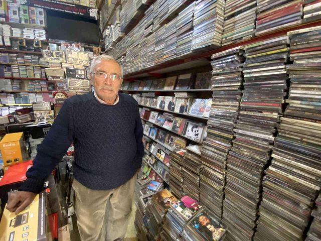 20 metrekarelik kasetçi dükkanı zamana ve teknolojiye karşı ayakta duruyor