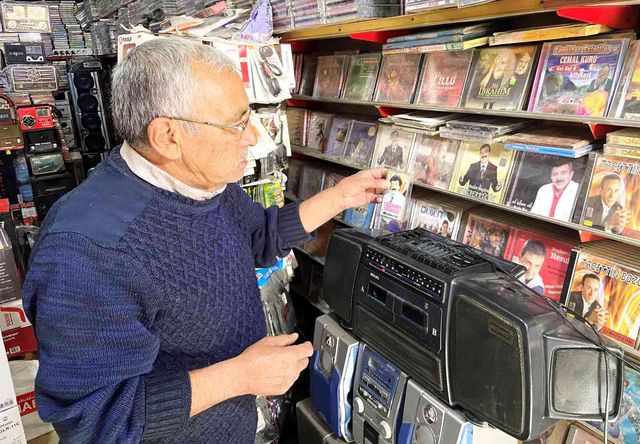 20 metrekarelik kasetçi dükkanı zamana ve teknolojiye karşı ayakta duruyor
