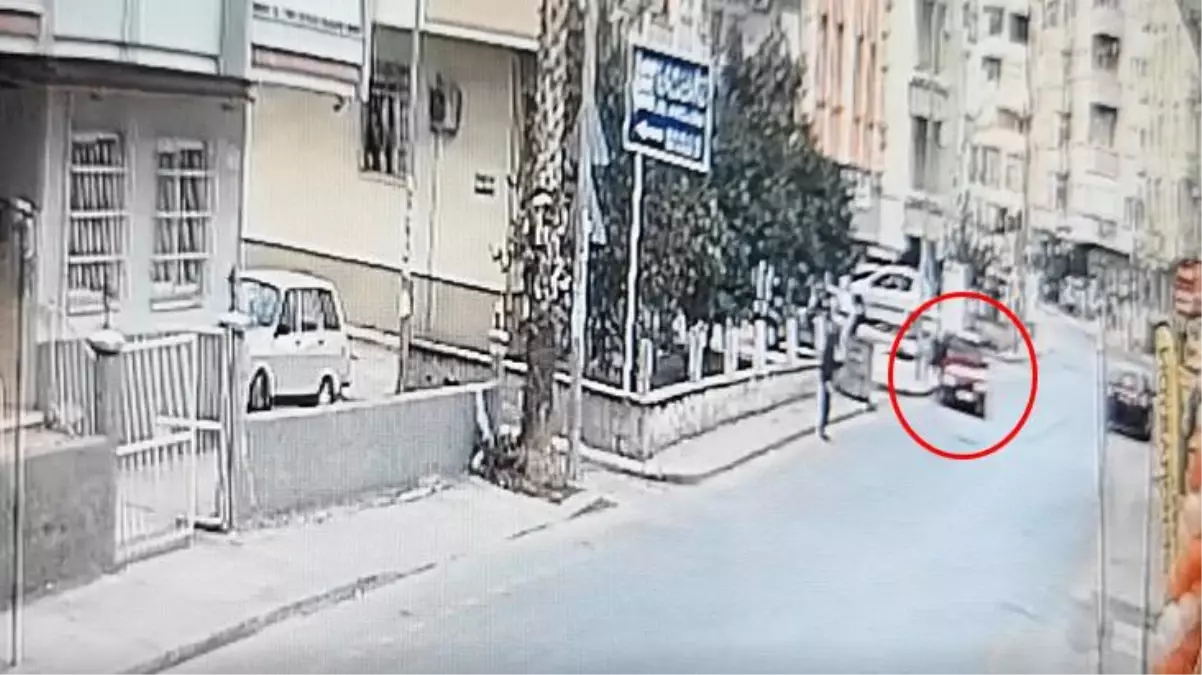 Zikzak çizerek yolda ilerleyen otomobilin kaldırımdaki iki yayaya çarptığı an kamerada