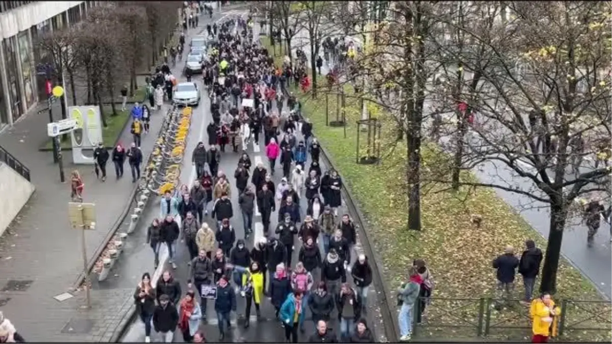10 binlerce kişi 'zorunlu aşı' karşıtı protesto yürüyüşü yaptı