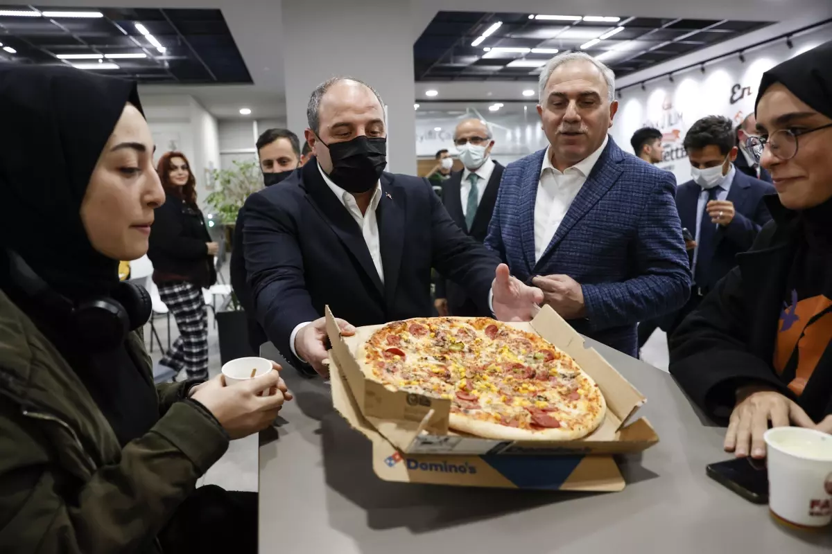 Bakan Varank, Fatih Merkez Kütüphanesi'nde gençlerle buluştu