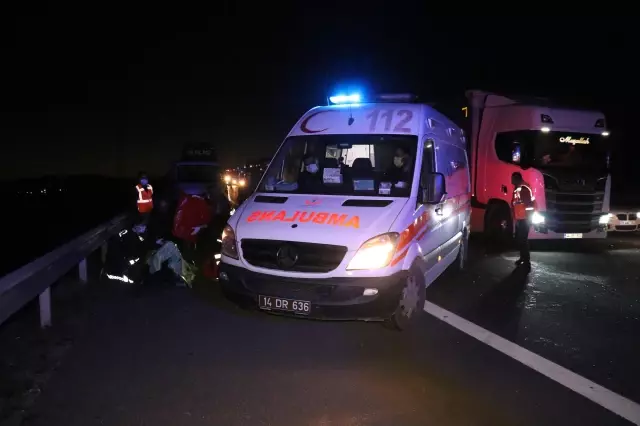 Kaza yapan iki araç, emniyet şeridindeki tamirciye çarptı