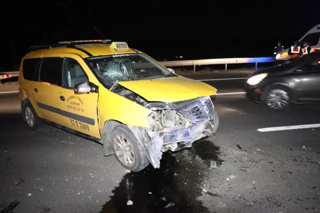Kaza yapan iki araç, emniyet şeridindeki tamirciye çarptı