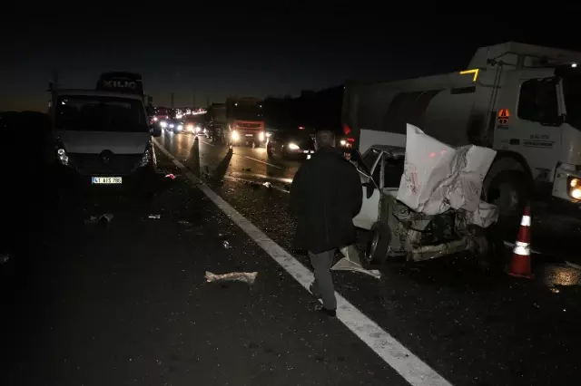 Kaza yapan iki araç, emniyet şeridindeki tamirciye çarptı