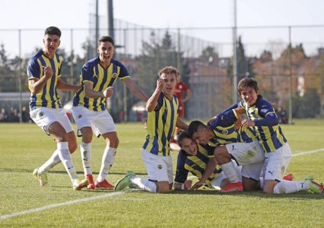 Fenerbahçe geriye düştüğü derbide Galatasaray'a gol oldu yağdı