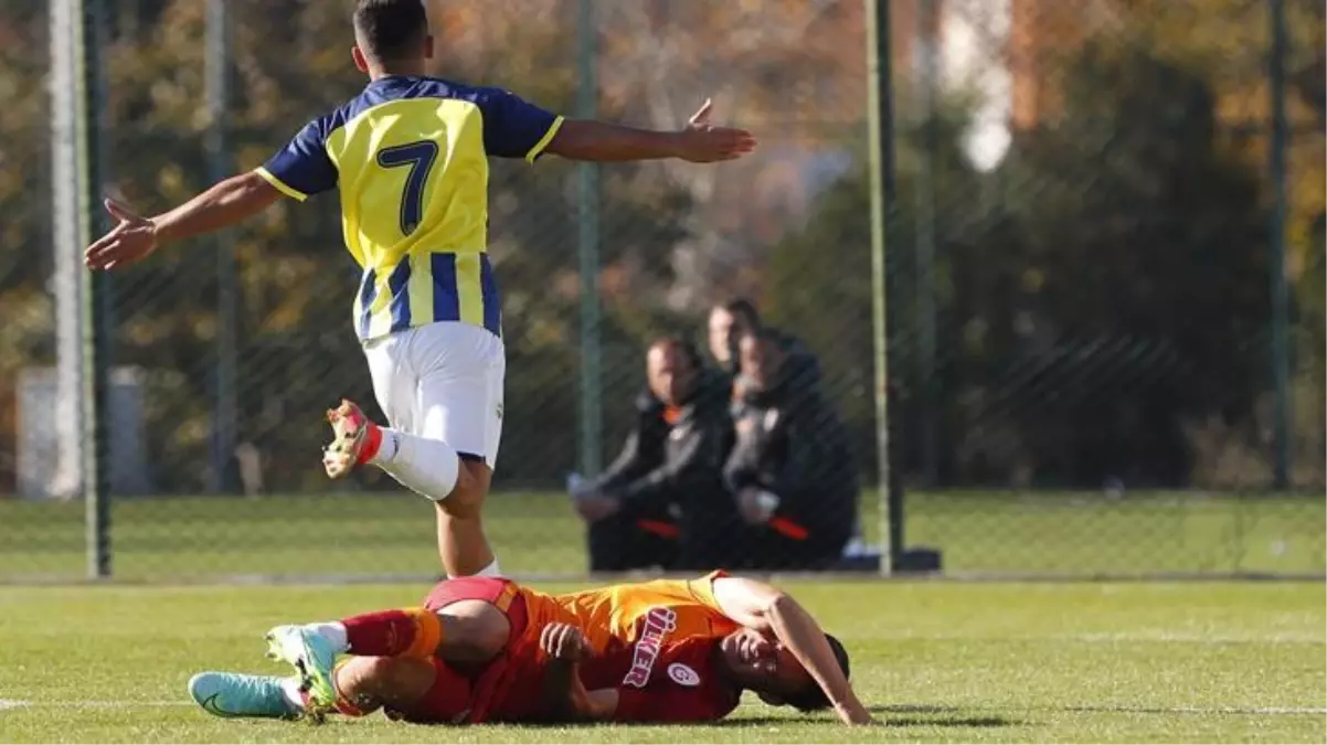 Fenerbahçe geriye düştüğü derbide Galatasaray'a gol oldu yağdı