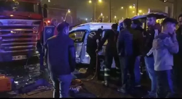 TIR ile hafif ticari araç çarpıştı: 6 yaralı