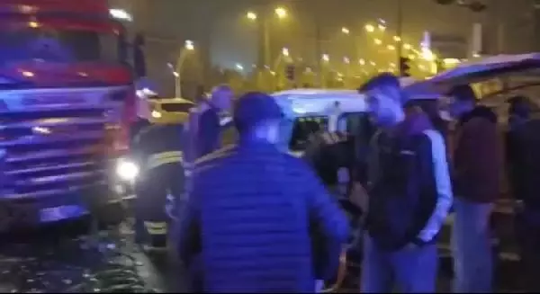 TIR ile hafif ticari araç çarpıştı: 6 yaralı