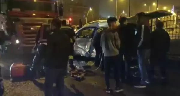TIR ile hafif ticari araç çarpıştı: 6 yaralı