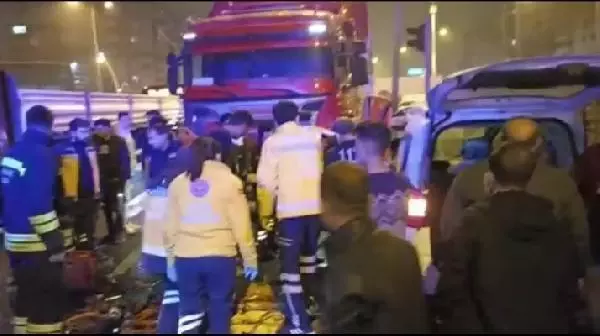 TIR ile hafif ticari araç çarpıştı: 6 yaralı