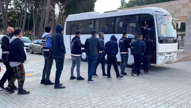 Uyuşturucu operasyonunda gözaltına alınan 18 zehir taciri tutuklandı