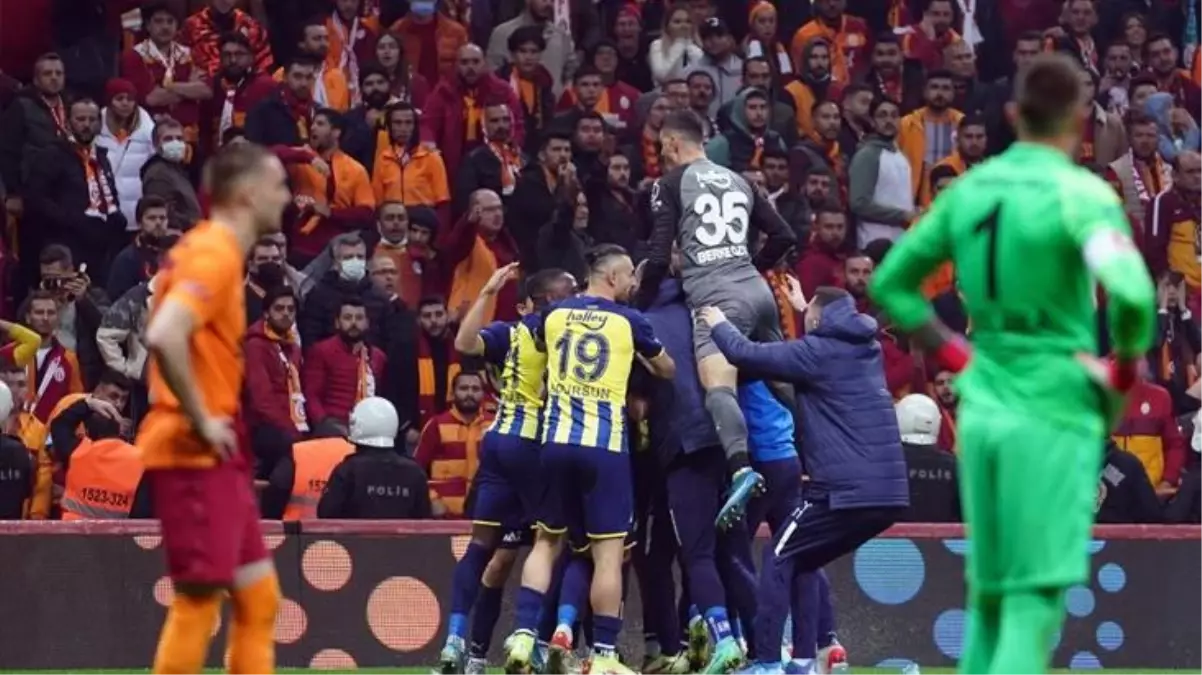 Uzun süre hafızalardan silinmeyecek bir derbi! 10 kişi kalan Fenerbahçe, deplasmanda Galatasaray'ı 2-1 mağlup etti