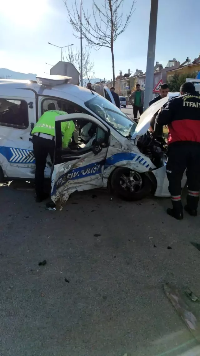 Afyonkarahisar'da öğrenci servisi ile trafik polis otosu çarpıştı