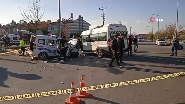 Afyonkarahisar'da öğrenci servisi ile trafik polis otosu çarpıştı