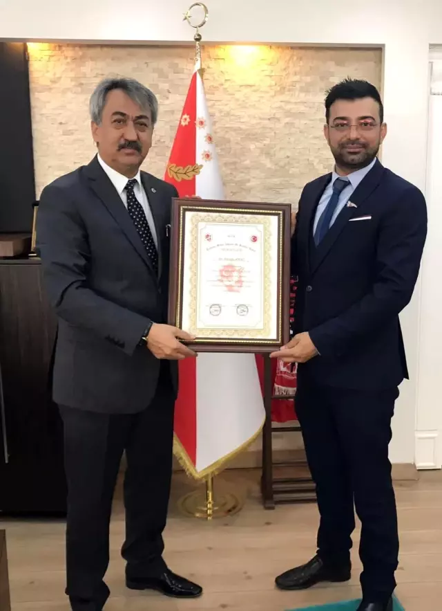 Son dakika... Batman'da şehit yakınları Emniyet Müdürü Kıraç'a onur belgesi verdi