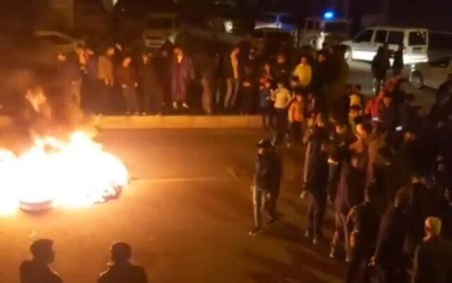 Bir çocuğun öldüğü kaza Şanlıurfa'yı karıştırdı! Lastik yakıp yolu saatlerce kapattılar Bir çocuğun öldüğü kaza Şanlıurfa'yı karıştırdı! Lastik yakıp yolu saatlerce kapattılar