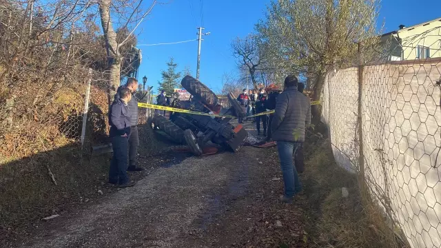 Devrilen traktördeki çift öldü