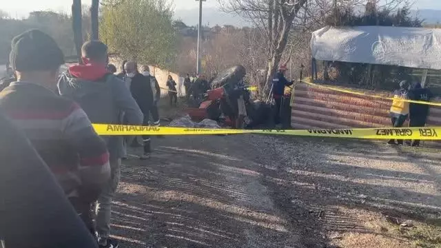 Devrilen traktördeki çift öldü