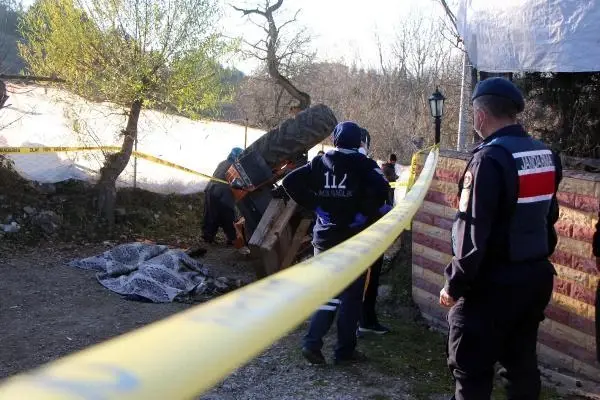 Devrilen traktördeki çift öldü