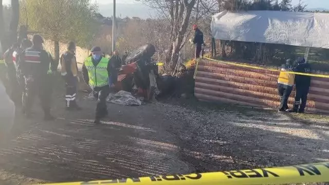 Devrilen traktördeki çift öldü